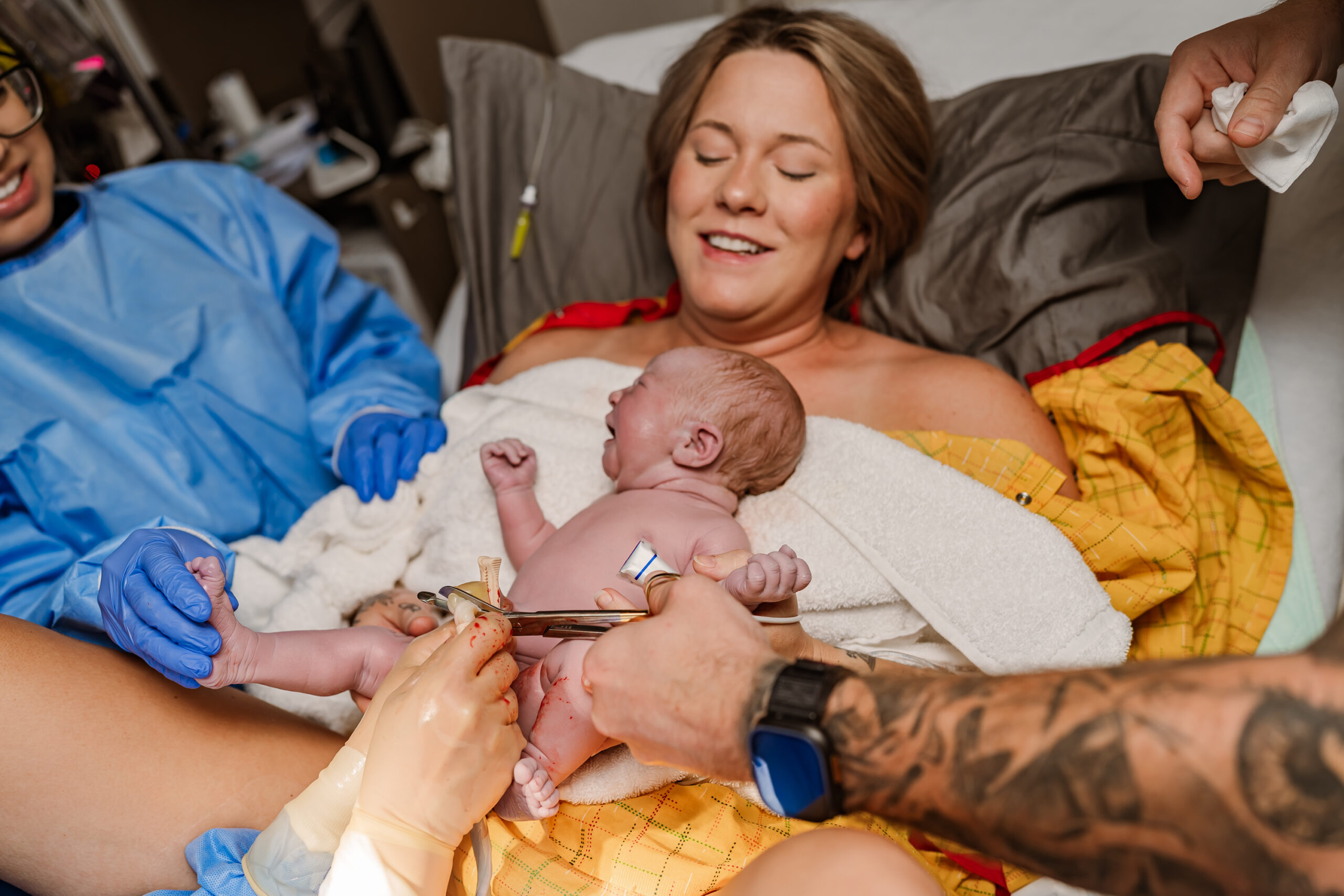 The Woodlands doula supporting family cutting cord